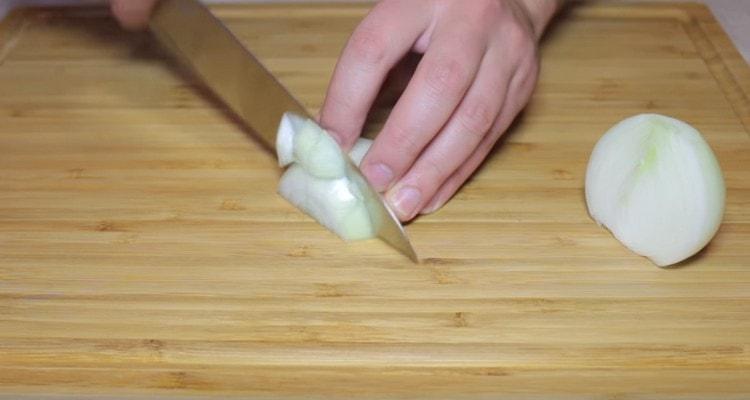 Zwiebel schneiden.