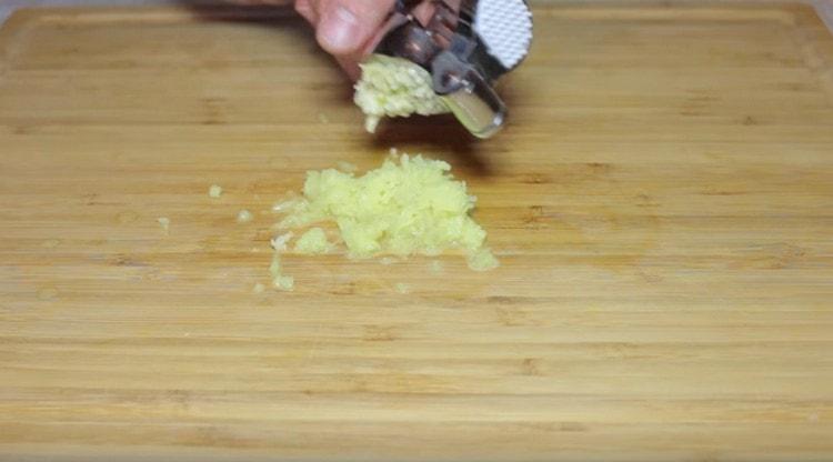 Mahlen Sie Ingwer und Knoblauch.
