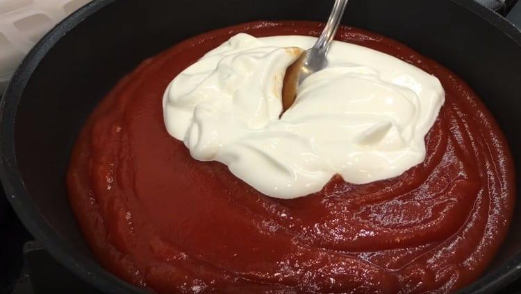 Добавете заквасена сметана.