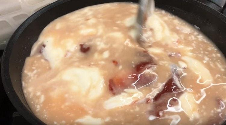 Добавете вода и разбъркайте соса.