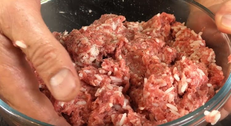 Добавете черен пипер на вкус, разбъркайте отново.