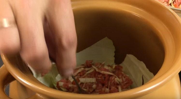 Разпределяме масата в чинии за печене или тенджери.