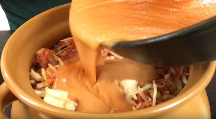 Отгоре се посолят съставките със сос.