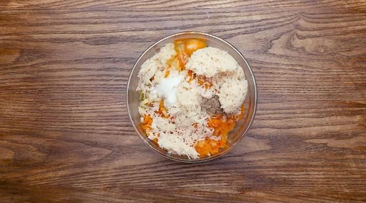 Adăugați orez, sare, piper.