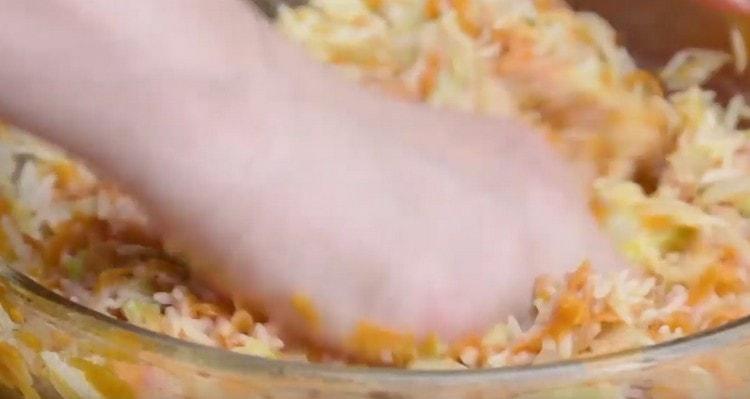 Se amestecă bine masa.