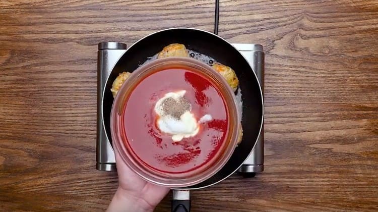 Pentru sos, amesteca smantana, sosul de rosii, piperul.