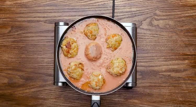 Turnați rulourile de varză leneșe cu sosul rezultat.