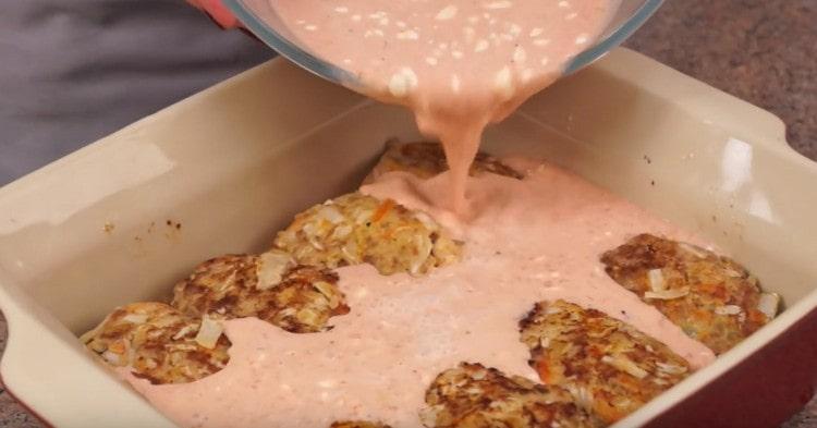 Se toarnă sosul rezultat în rulouri leneșe sub formă și se dă la cuptor.