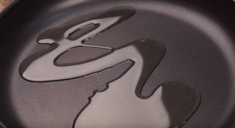 Încălziți tigaia cu ulei vegetal.