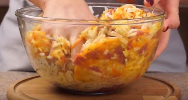 Sare, piper și amestecă bine.