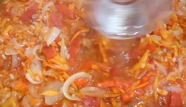 הדבר האחרון שאנחנו מוסיפים לליכו הוא חומץ.