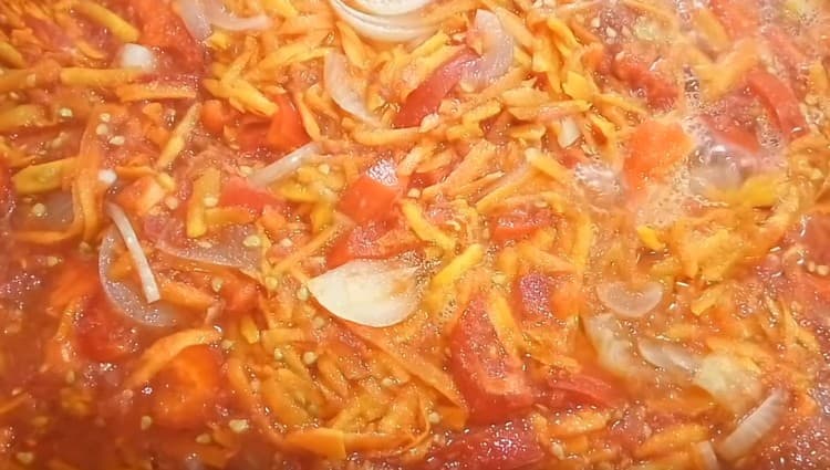 במחבת הנחנו את כל הירקות המוכנים ובשלנו.