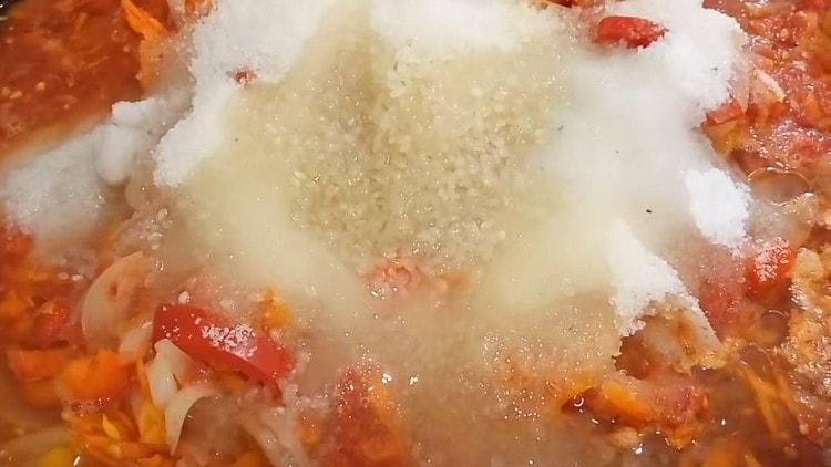 מוסיפים שמן צמחי למסת הירקות.