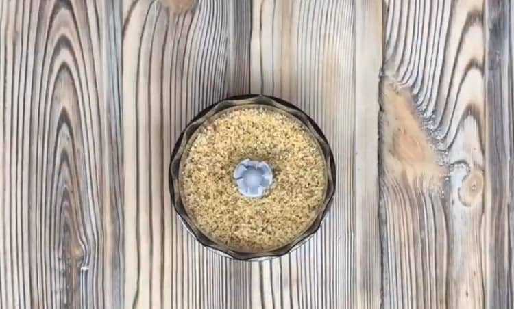 Vi maler valnødder med en blender.