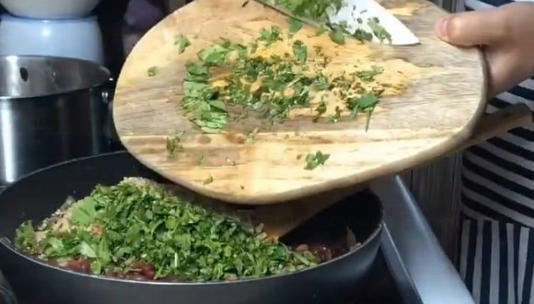 Tilsæt finhakket koriander, nødder og bønner.