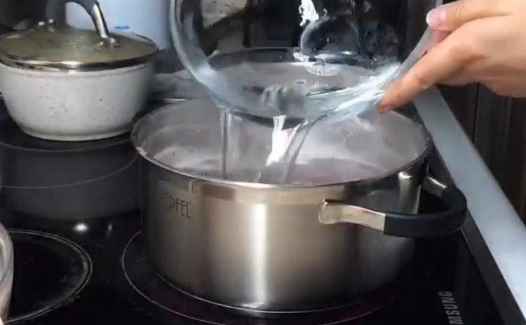 Fyld igen bønnerne med vand og kog, indtil de er klar.