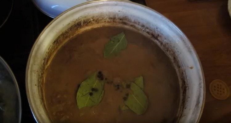 Tilføj ærter og laurbærblade til skålen.