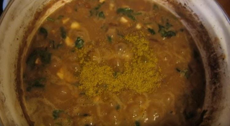 Føj hvidløg og urter til skålen.