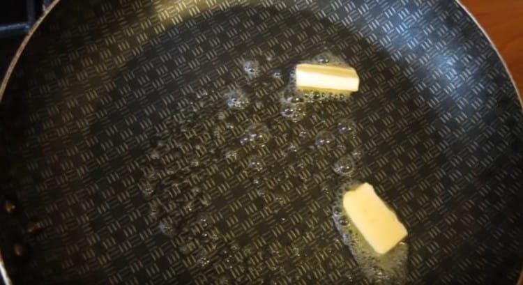 I en gryde opvarmer vi et stykke smør.