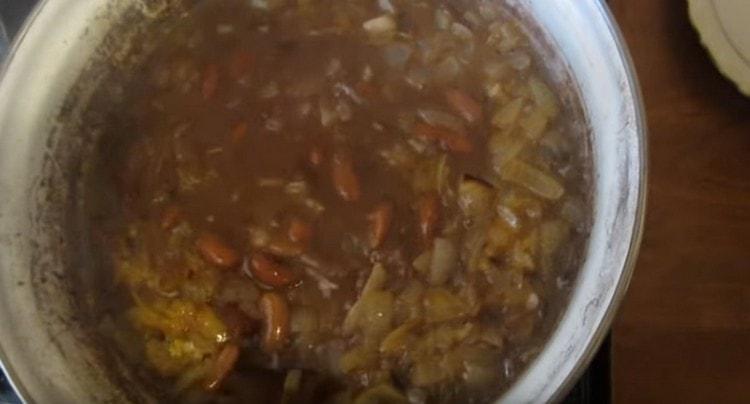 Tilsæt de stegte løg til bønnerne, kog i yderligere 10 minutter.