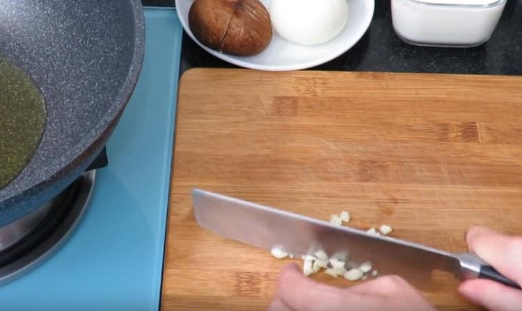 Смелете чесъна.