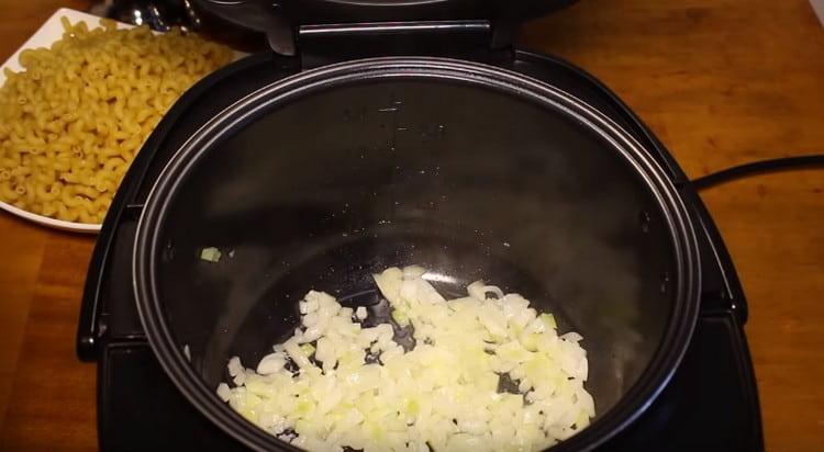 Întindeți ceapa prăjită.