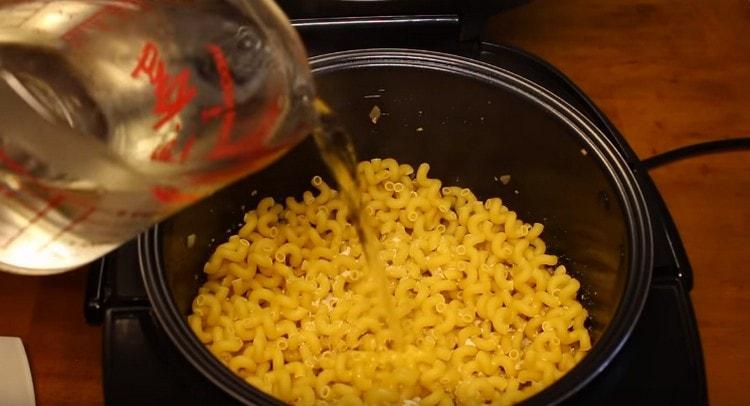 După ce ați adăugat sare și piper după gust, completați ingredientele cu apă.