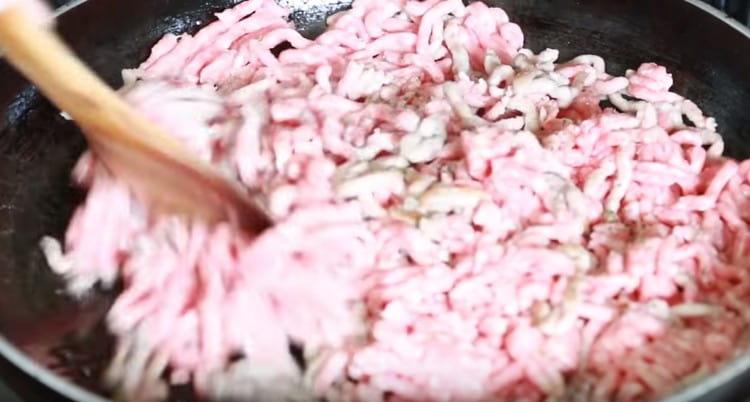 Разбъркайте каймата с шпатула.