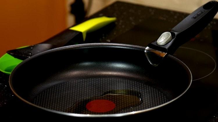 Heat the pan with vegetable oil.