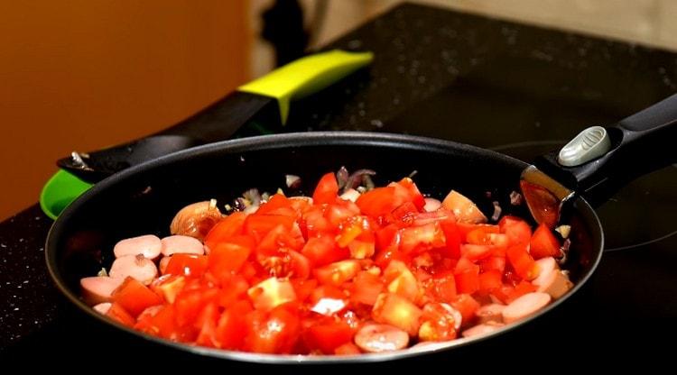 Add the sliced tomatoes to the pan.
