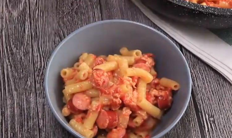 Tento zajímavý recept vám pomůže vařit chutné těstoviny s párky.