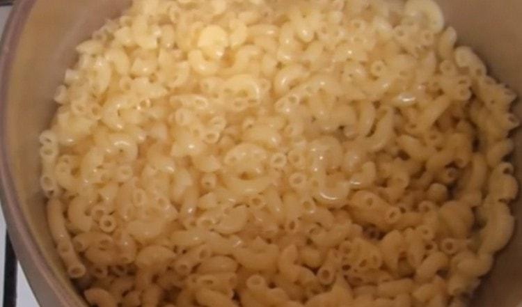 Zlikvidujeme téměř hotové těstoviny do cedníku a na chvíli jej vraťeme na pánev.