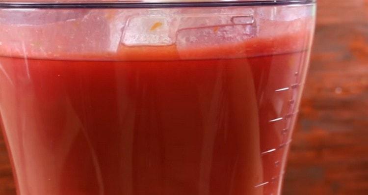 Zabijte rajčata mixérem.