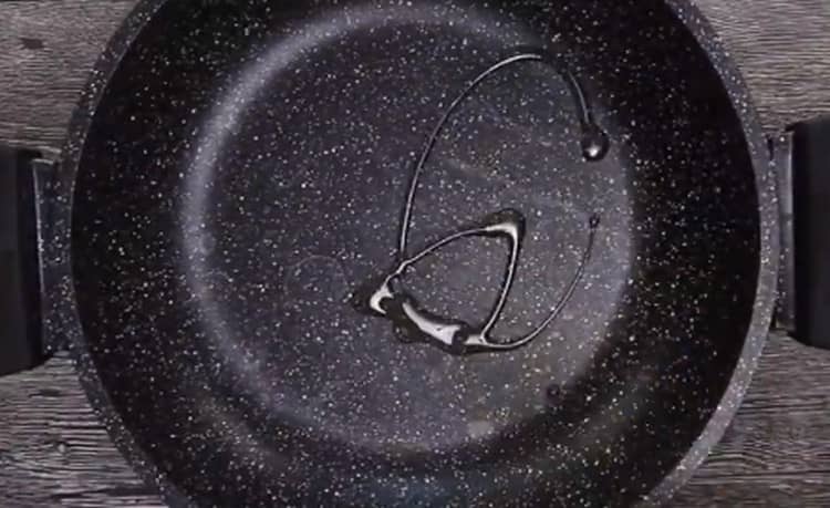 Zahřejte pánev olivovým olejem.