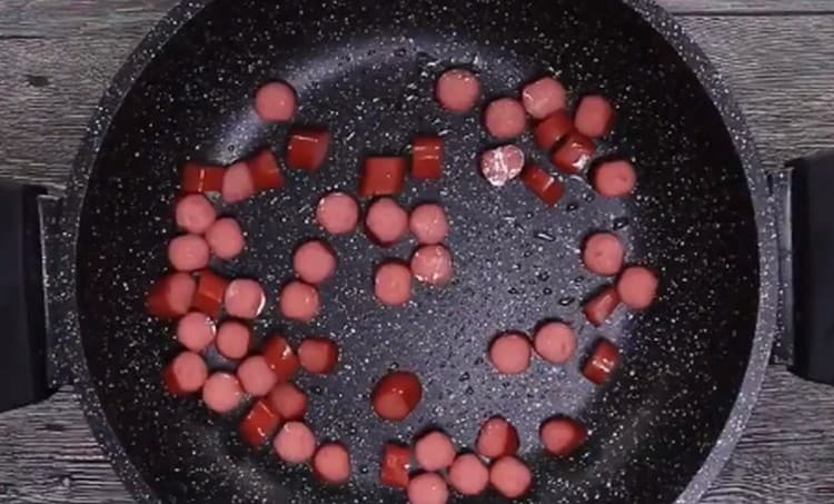 Rozložte párky na pánvi a smažte.