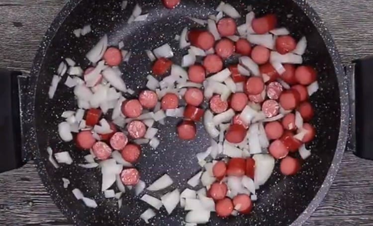 Přidejte bradavky cibuli.