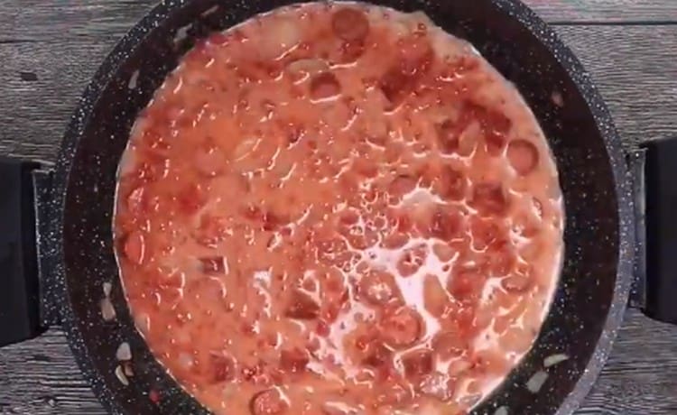 Smíchejte omáčku.