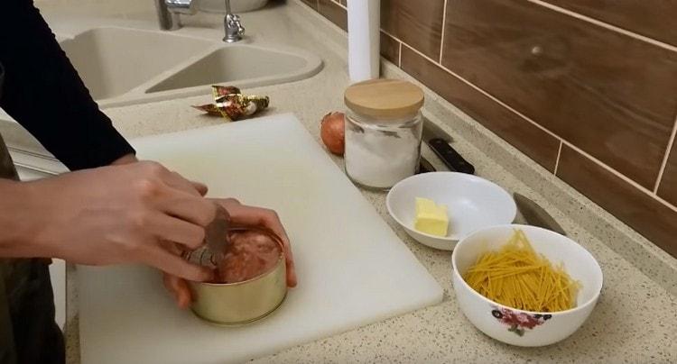 Åbn krukken med gryderet.