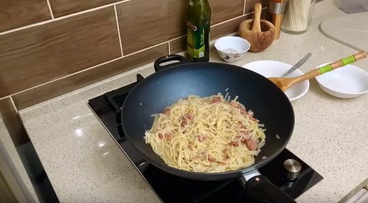 Sæt gryderet til løgen og derefter pastaen.