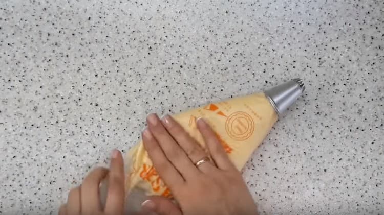 ضعي العجينة في كيس المعجنات.