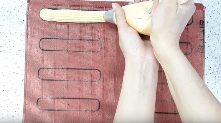 نجلس eclairs على حصيرة سيليكون.