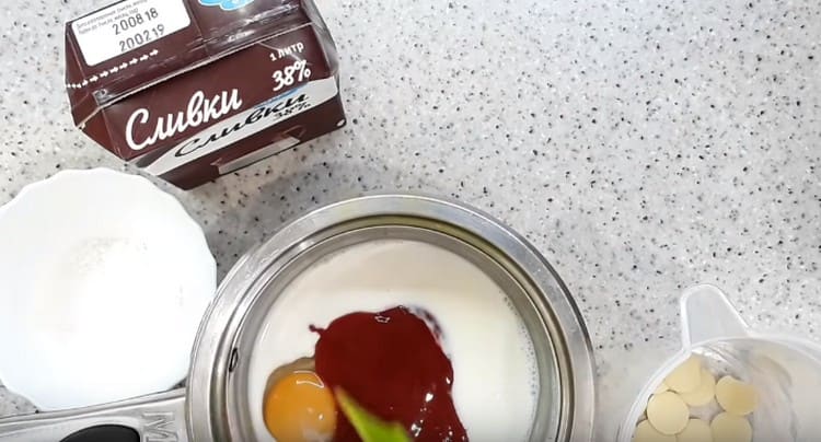 إضافة التوت هريس.