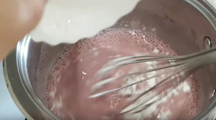 نقدم مزيج من النشا والدقيق في كتلة التوت.