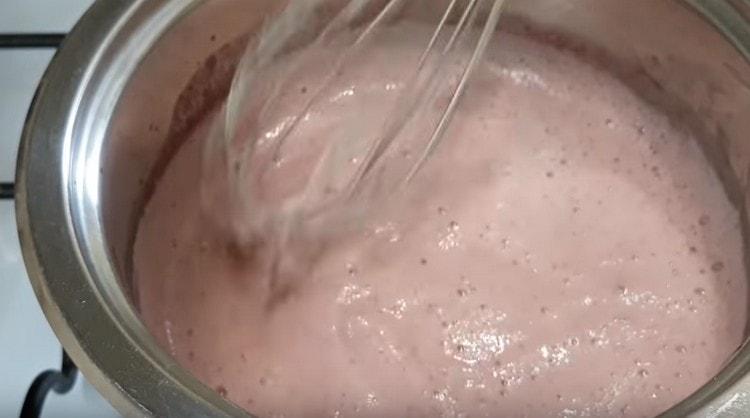 اطبخ الكريما حتى تصبح سميكة.