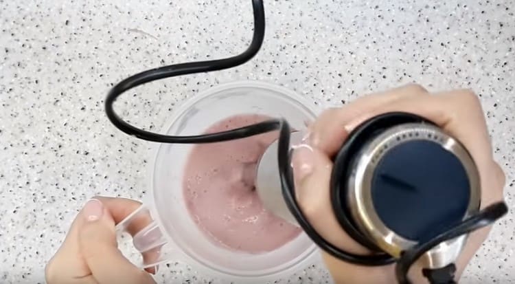 نقطع القشدة بالشوكولاتة مع الخلاط.