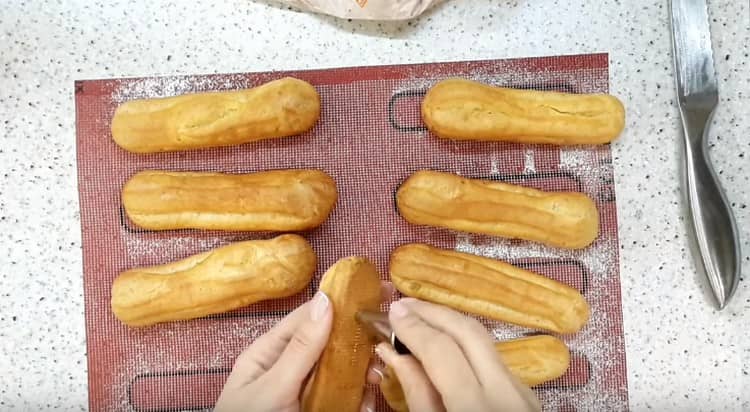 نجعل الثقوب في eclairs.