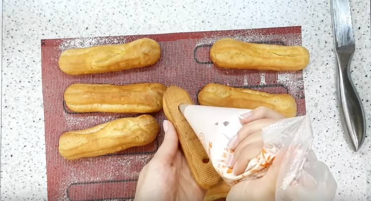 ملء اكلايرس مع كريم التوت.