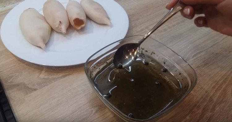 מערבבים היטב את המרינדה.