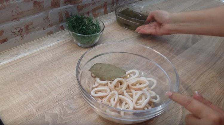 הוסף עלה דפנה לדיונון.