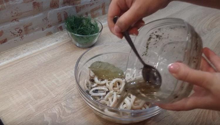 שופכים דיונון במרינדה.